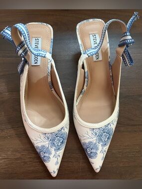 Steve Madden Cream Floral Pointed Slingback Pumps with Blue Print